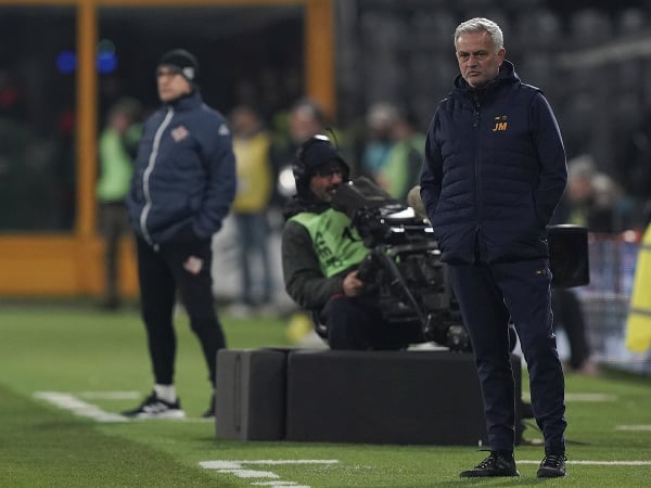 Bóng đá Ý 2/3: Mourinho bị phạt nặng